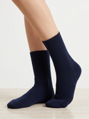 Kaschmir Socken im Rippstrick in Dark Indigo, wadenhoch, am Model getragen, Seitenansicht