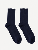 Kaschmir Socken in Dark Indigo mit Rippstrick und wadenhohem Schaft, flach liegend als Paar