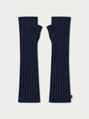 Fingerlose Kaschmir Stulpen in Navy mit Rippstrick und Daumenöffnung, Paar flach liegend von vorn