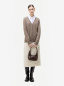Damen Kaschmir Strickjacke in Taupe mit V-Ausschnitt und Knopfleiste, Frontansicht am Model