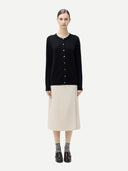 Modell trägt schwarze Damen Kaschmir Strickjacke mit Rundhalsausschnitt und Knopfleiste, Vorderansicht