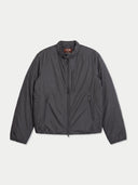 Schwarze wattierte Jacke mit zwei Reißverschlusstaschen und GOBI Label am Kragen, Vorderansicht