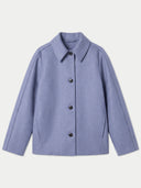 Damen Kaschmir Jacke in Blue Shadow mit spitzem Kragen und vier Knöpfen, Vorderansicht flach gelegt