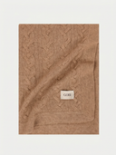 Kaschmir Decke mit Zopfmuster in Tannin Brown, flach gefaltet mit GOBI Label und Randabschluss