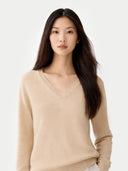 Damen Kaschmirpullover mit V-Ausschnitt in Beige, Nahaufnahme des gerippten Ausschnitts am Model