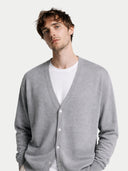 Herren Kaschmir Strickjacke in dunkelgrau mit V-Ausschnitt und Knopfleiste, Nahaufnahme am Model von vorne