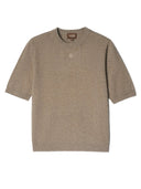 Damen Kaschmir Pullover kurzarm in Taupe mit Rundhals und Logo-Stickerei, Vorderansicht als Flatlay