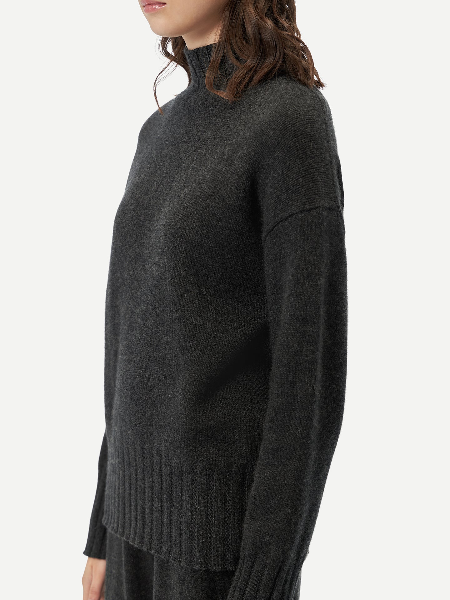 Women's Relaxed-Fit Cashmere Turtleneck Charcoal - Gobi Cashmere