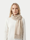 Damen Kaschmir Schal in Off White, gewebt mit Fransen, um den Hals gelegt, Vorderansicht am Model