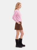 Seitenansicht am Model: hellrosa Strickjacke mit Zopfmuster zu braunem Cord-Minirock und schwarzen Stiefeln