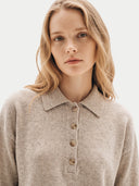 Nahaufnahme am Model: naturbeiger Kaschmir-Polopullover mit Polokragen und Knopfleiste