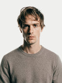 Herren Kaschmirpullover mit Rundhalsausschnitt in Taupe, Nahaufnahme des Halsabschlusses am Model