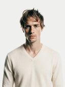 Herren Kaschmirpullover mit V-Ausschnitt in off white, Nahaufnahme des gerippten Ausschnitts am Model