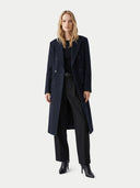 Model trägt offenen Damen Kaschmir Mantel in Schwarz mit Spitzrevers, lange Silhouette, Frontansicht