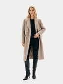 Modell trägt Kaschmir Mantel Damen in Taupe, doppelreihig, lange Silhouette, Frontansicht