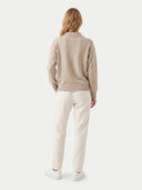 Rückansicht am Model: naturbeiger Kaschmir-Polopullover mit geripptem Bund und Ärmelabschlüssen
