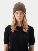 Modell trägt braune Rippmütze mit Umschlag zu schwarzem Kurzarmpullover, Nahaufnahme von vorn