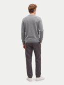 Rückansicht des Strickpullovers in High Rise am Modell mit dunkler Hose