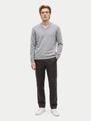 Modell trägt den Pullover in High Rise zu dunkler Hose, Vorderansicht in Ganzfigur