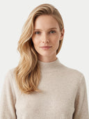 Damen Kaschmir Top in natural beige mit Stehkragen, Nahaufnahme am Model von vorne