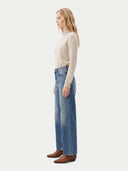 Seitenansicht am Model, körpernahe Silhouette in natural beige zu blauer Jeans