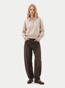 Damen Kaschmir Polopullover in Taupe Beige, Vorderansicht am Model mit brauner Jeans kombiniert