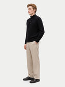 Herren Kaschmir Pullover in Navy mit Zopfmuster, Seitenansicht am Model mit heller Hose