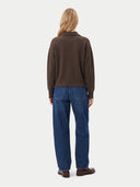 Rückansicht am Model: dunkelbrauner Kaschmir-Polopullover mit Kragen zu blauer Jeans