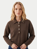 Nahaufnahme am Model: dunkelbrauner Strick-Polopullover mit geknöpftem Kragen
