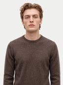 Herren Kaschmirpullover mit Rundhalsausschnitt in Brown, Nahaufnahme der Vorderseite am Model