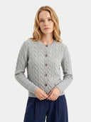 Damen Kaschmir Strickjacke in High Rise mit Zopfmuster, Rundhalsausschnitt und Knopfleiste, von einem Model getragen