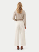 Rückansicht des Pullovers in natural beige mit durchgehendem Zopfmuster und langen Ärmeln