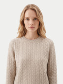 Nahaufnahme des Zopfmusters und des gerippten Rundhalsausschnitts in natural beige am Model