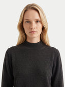 Damen Kaschmir Top in Olive Brown mit Stehkragen, Nahaufnahme der Halspartie am Model