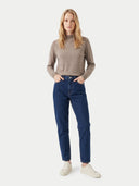 Model in Taupe Kaschmir-Oberteil mit Stehkragen und dunkelblauer Jeans, Vorderansicht in Ganzkörperaufnahme