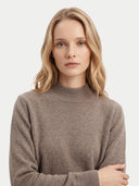 Damen Kaschmir Top in Taupe mit Stehkragen, Detailansicht von vorne am Model