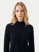 Damen Kaschmir Stehkragen Pullover in Navy, Nahaufnahme von vorne am Model mit geripptem Kragen