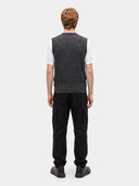 Rückansicht der ärmellosen Strickweste in Charcoal mit durchgehendem Zopfmuster und Rippenbund