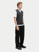 Seitenansicht am Modell, Charcoal Strickweste über weißem Shirt und schwarzer Hose