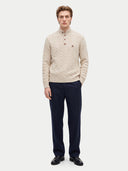 Herren Kaschmir Pullover in natural beige mit Zopfmuster und Knopfleiste, Vorderansicht am Model