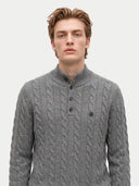 Herren Kaschmir Pullover in Gray mit Stehkragen, 3-Knopf-Leiste und Zopfmuster, Detailansicht am Model