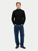 Herren Kaschmir Pullover in Schwarz mit Zopfmuster und Knopfleiste, Vorderansicht am Model