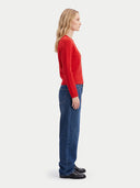 Seitenansicht des Pullovers in Hibiscus mit langen Ärmeln, kombiniert mit Jeans und Loafern
