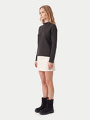 Seitenansicht des olivbraunen Strickteils mit Stehkragen und körpernaher Silhouette am Model