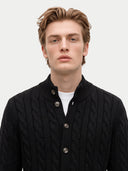 Kaschmir-Strickjacke mit Zopfmuster und hohem Kragen
