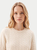Damen Kaschmir Zopfmuster Pullover in White, Detail von Rundhalsausschnitt und Zopfmuster am Modell