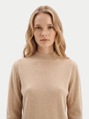 Damen Kaschmir Pullover mit Stehkragen in Beige, Nahaufnahme der Vorderseite am Model