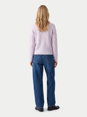 Rückansicht der Strickjacke in Light Purple mit feiner Zopfstruktur, am Model getragen