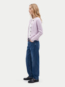 Seitenansicht der Strickjacke in Light Purple mit gerippten Abschlüssen, kombiniert mit Jeans