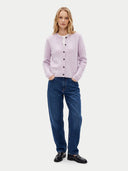 Model in Light Purple Strickjacke mit Jeans und Loafern, Ganzkörperansicht von vorn